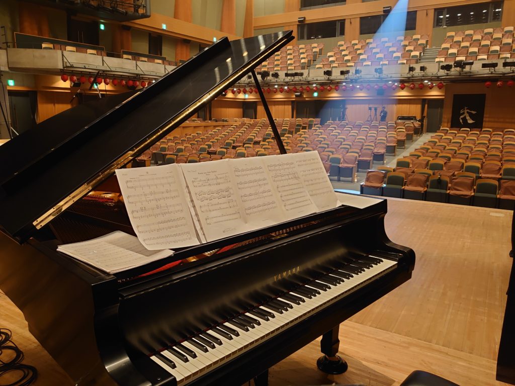 京都　春秋座の舞台、ピアニストが独占できる眺め
