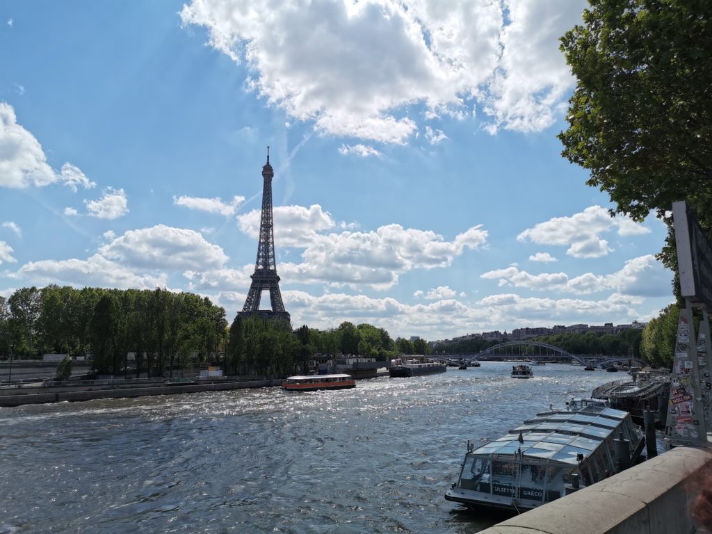 パリ　セーヌ川から見たエッフェル塔