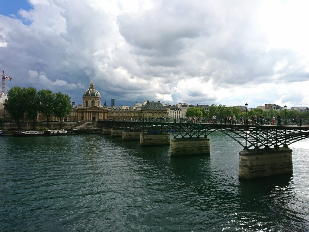 パリ　セーヌ川に架かる ”芸術の橋”